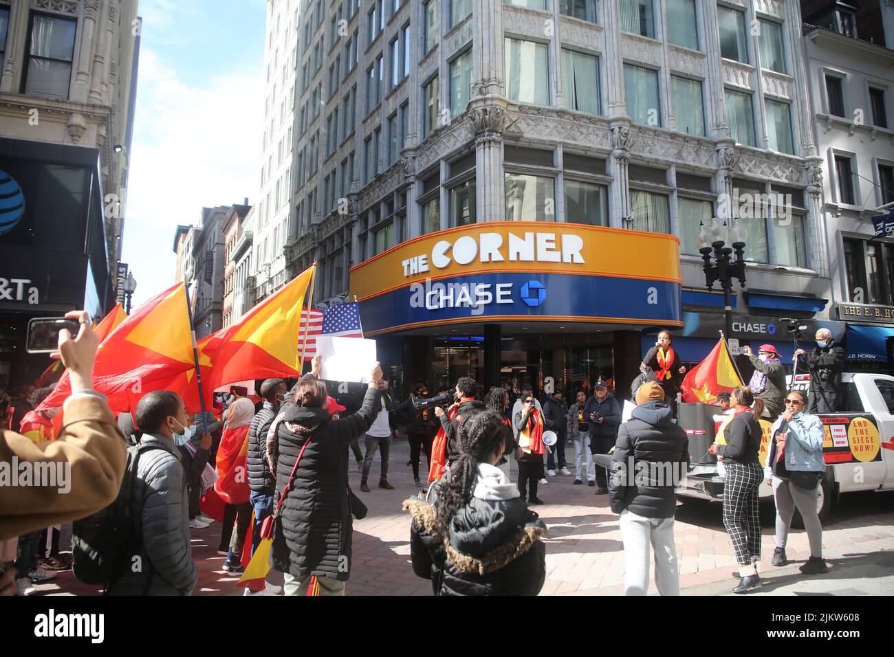 Un groupe de personnes avec des drapeaux et des affiches protestant contre le génocide du Tigré dans le centre-ville de Boston, Massachusetts Banque D'Images
