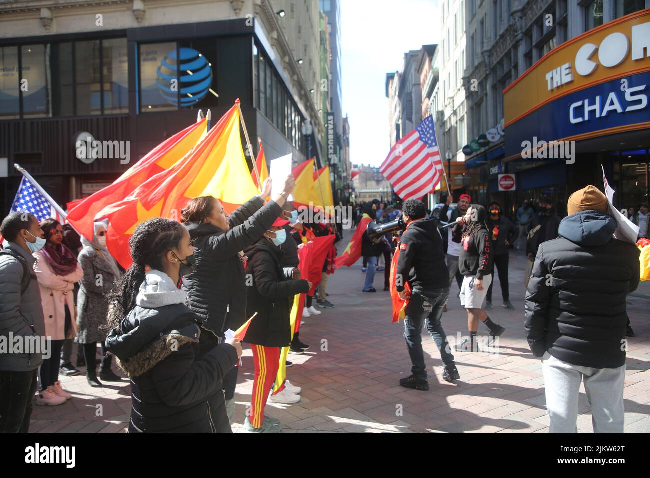 Un groupe de personnes avec des drapeaux et des affiches protestant contre le génocide du Tigré dans le centre-ville de Boston, Massachusetts Banque D'Images