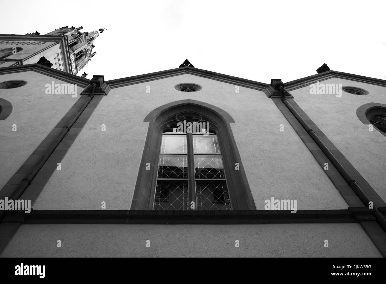 Photo en bas angle d'une ancienne façade de bâtiment en niveaux de gris Banque D'Images
