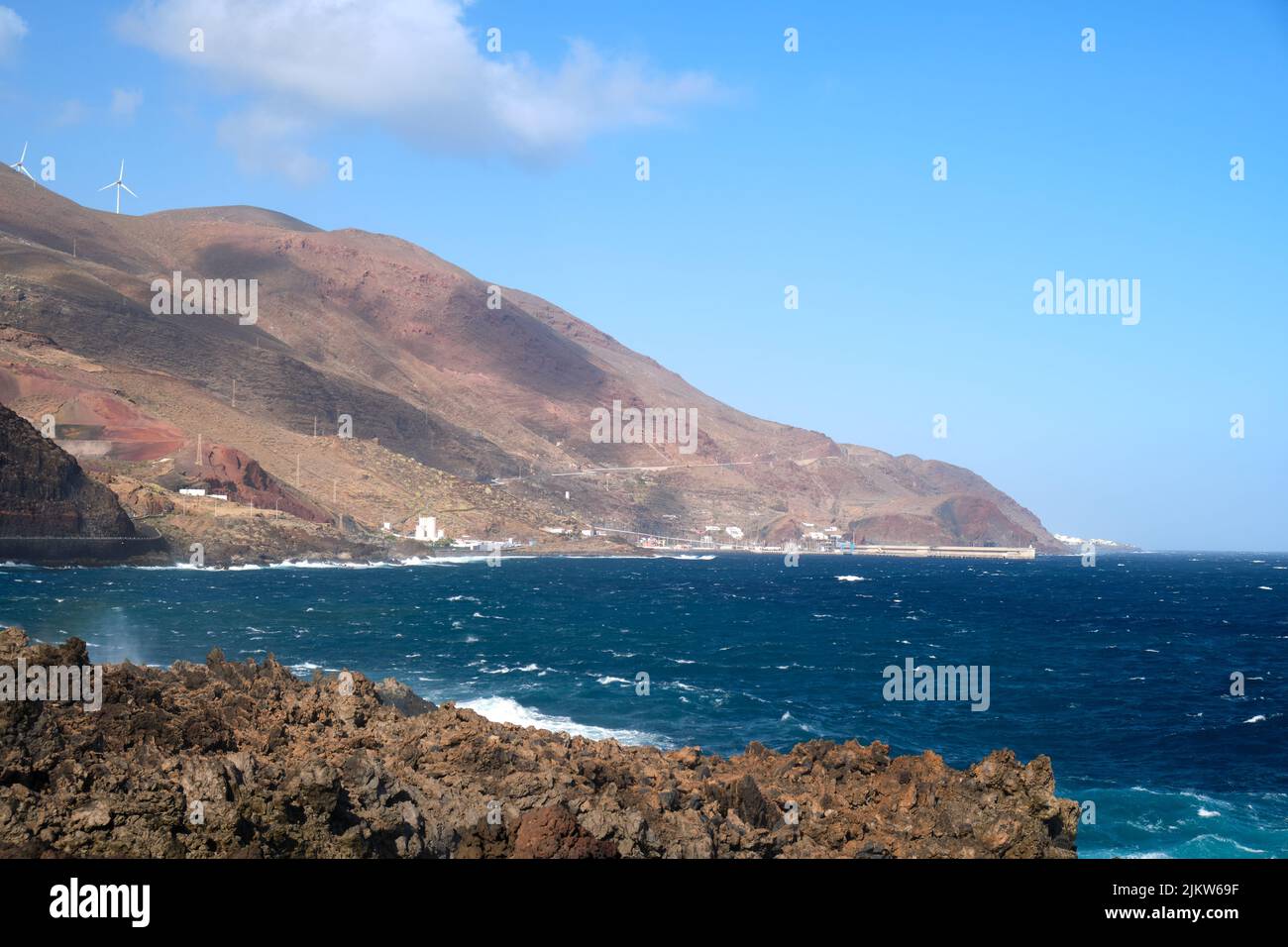 Belle côte volcanique avec mer bleue sur l'île volcanique El Hierro, vue sur le village Puerto de la Estaca. Voyage sur les îles Canaries, Espagne. Banque D'Images