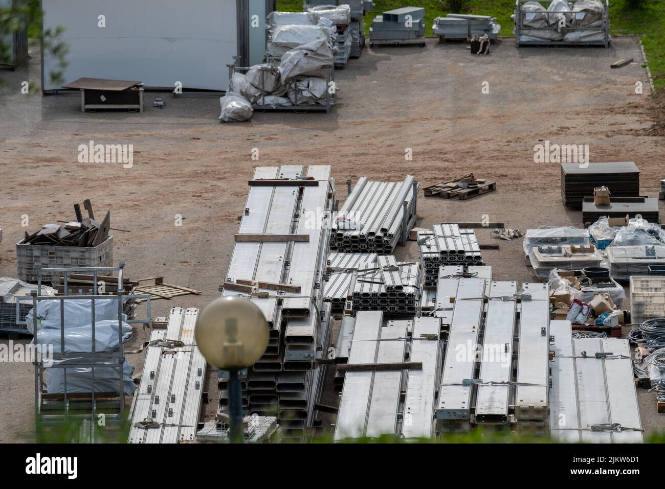 Un gros plan de matériaux de construction métalliques farcis dans l'entrepôt industriel Banque D'Images