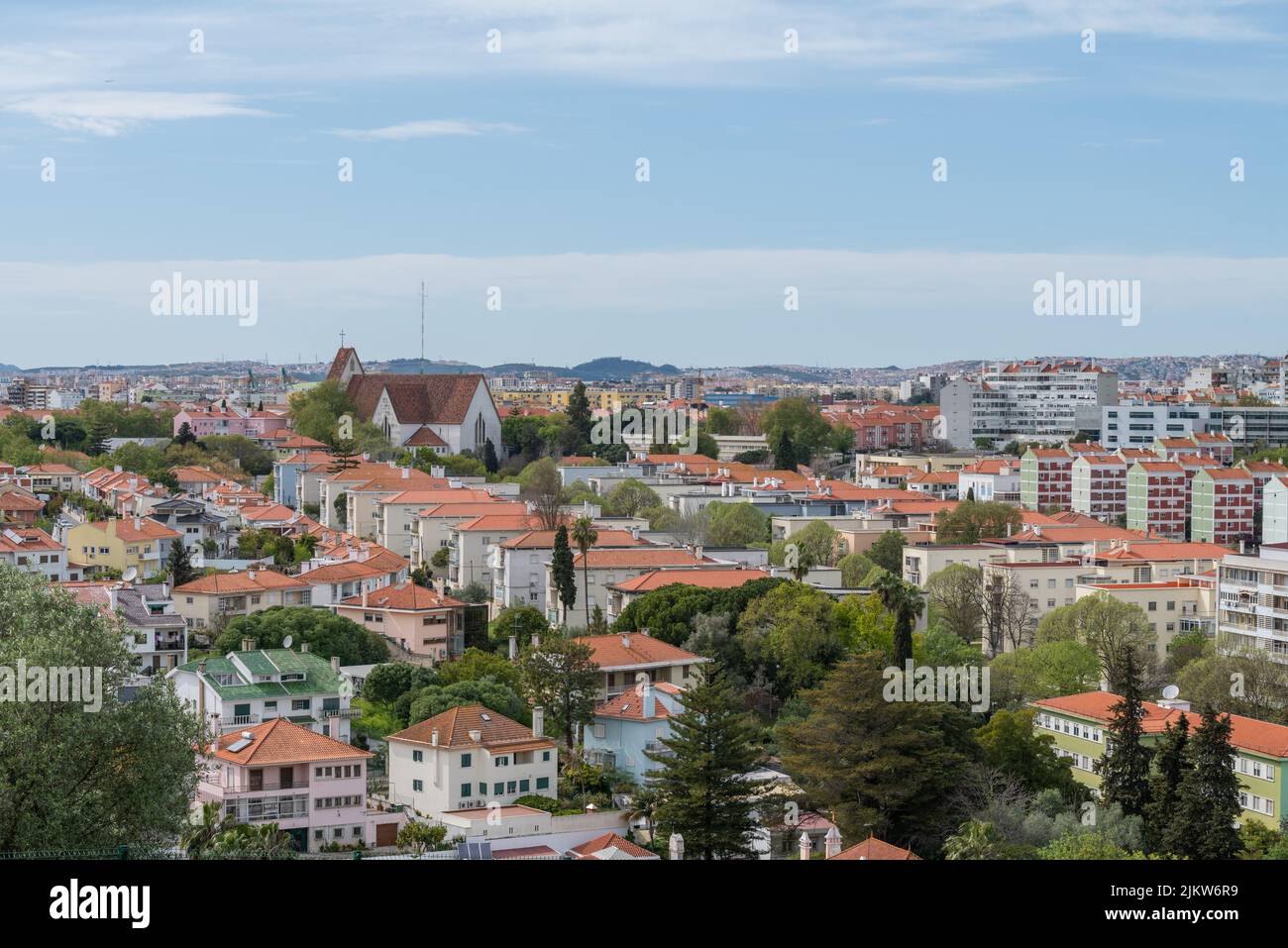 Le ciel bleu au-dessus de l'église de Sao Joao de Brito et la construction autour de lui dans la ville de Lisbonne Banque D'Images