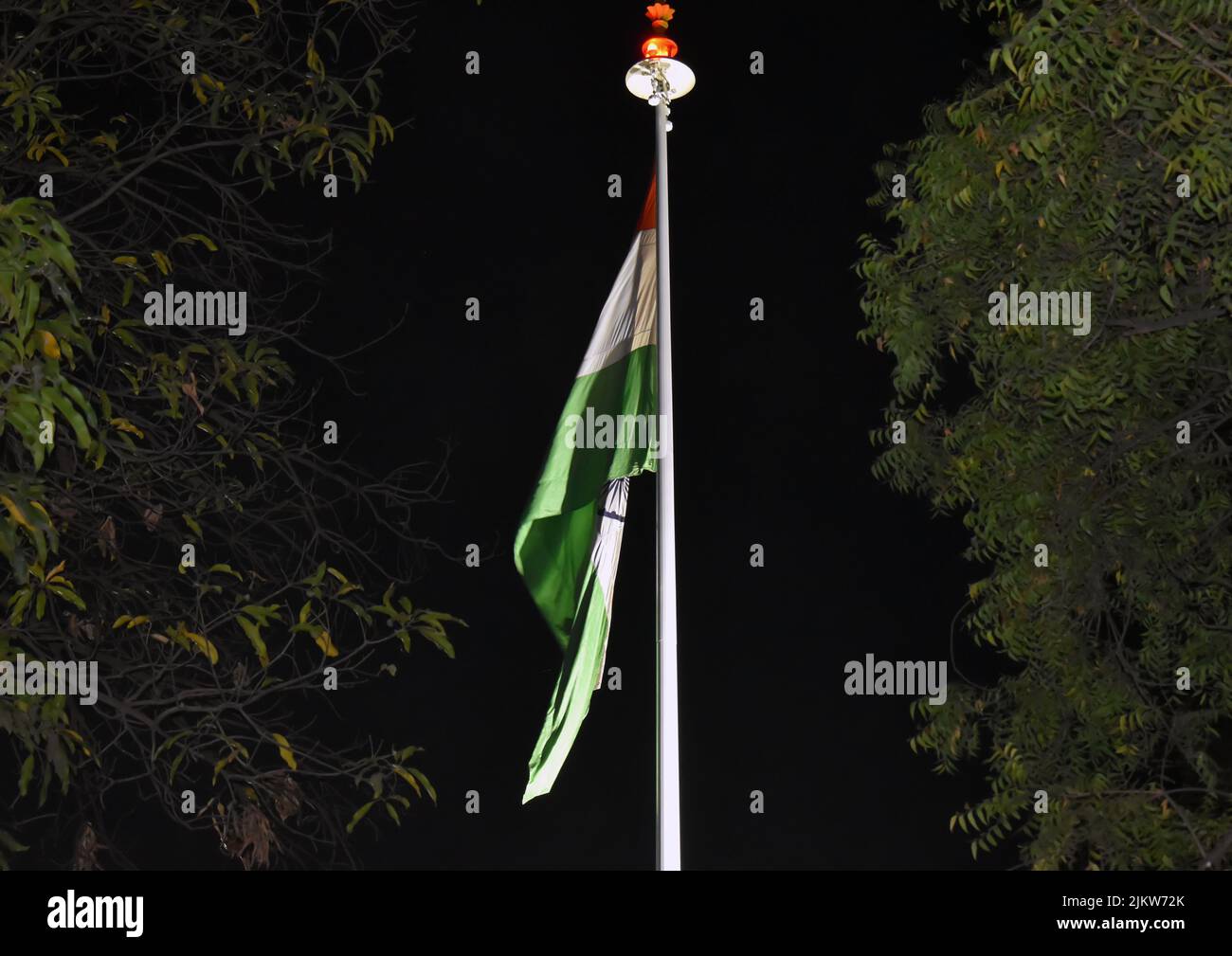 Un tricolore de vagues nationales indiennes devant la gare de Bhulawal, MH. Vue de nuit Banque D'Images