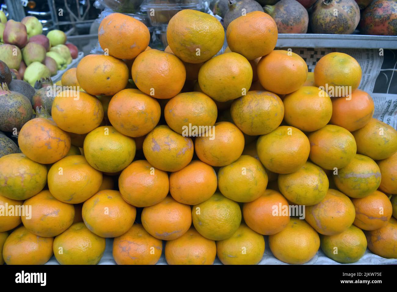 Oranges biologiques fraîches sur le marché. Banque D'Images