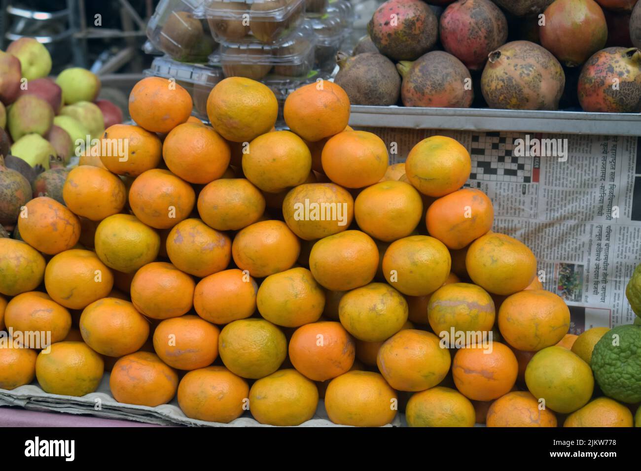 Tas d'orange sur le marché. Gros plan Orange sur le marché. Jaune foncé orange. Orange mûr. Banque D'Images