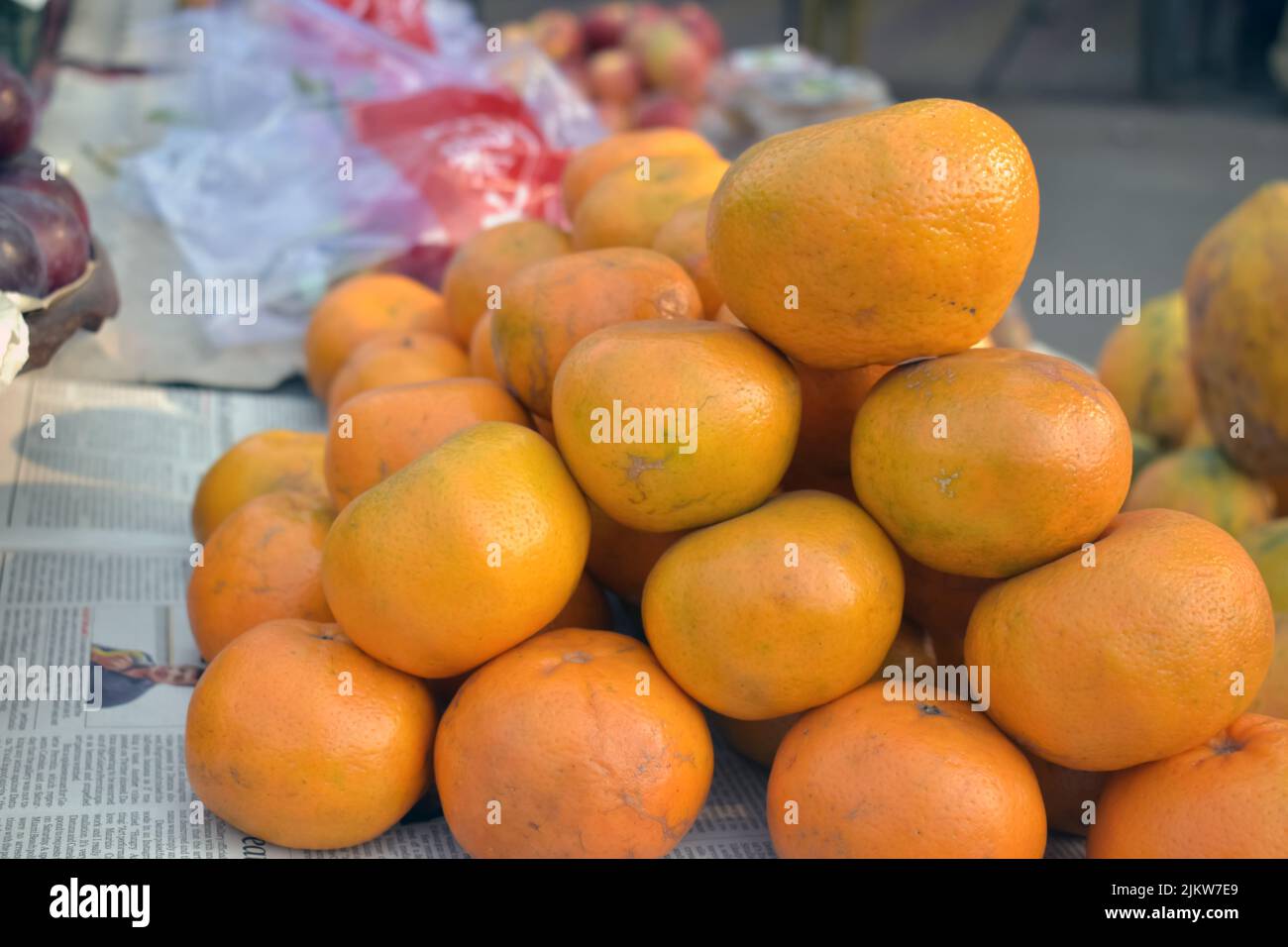 Tas d'orange sur le marché. Gros plan Orange sur le marché. Jaune foncé orange. Banque D'Images