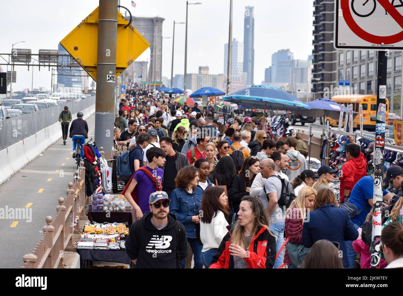 Les touristes reviennent à New York. Le 13 avril 2022, une foule importante traverse le pont de Brooklyn à New York. Banque D'Images