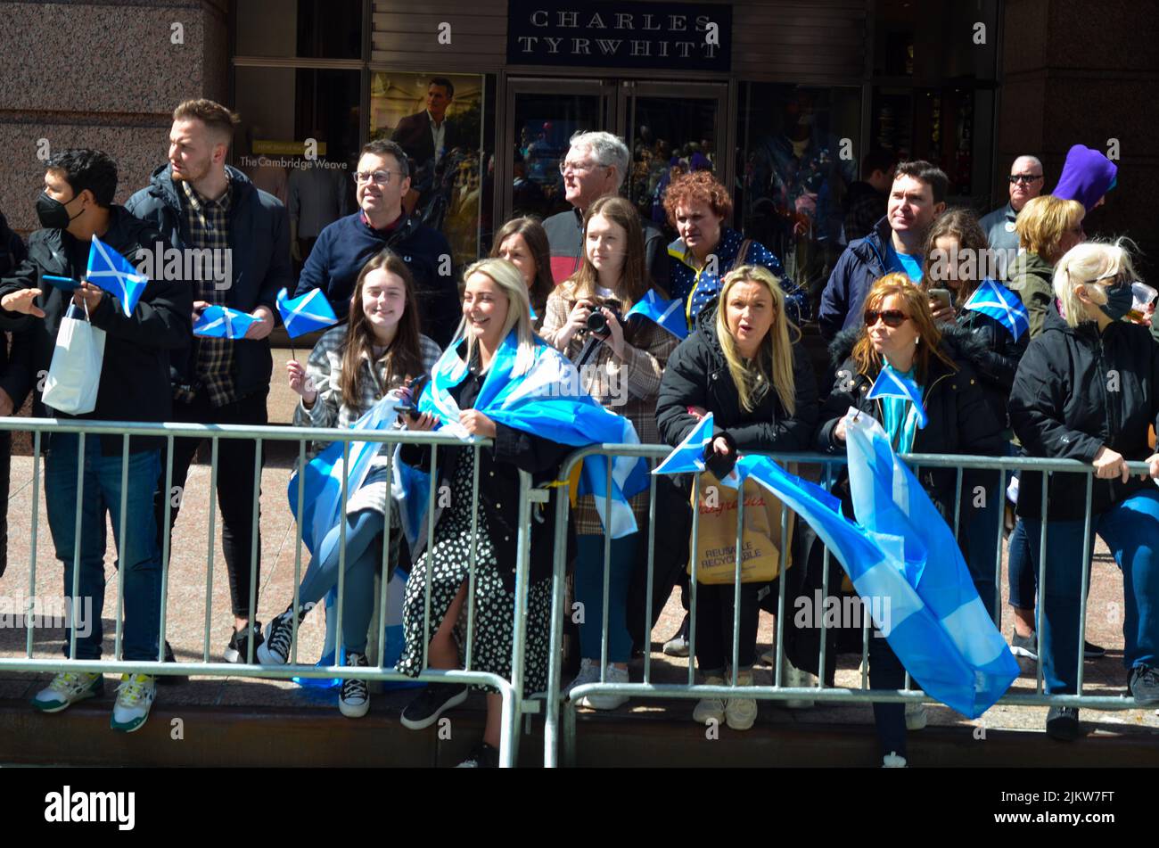 Les gens sont vus en possession du drapeau écossais lors du plus grand défilé de tuyaux et de tambours du monde pour célébrer le jour écossais de Tartan le 9 avril 2022 à New York ci Banque D'Images