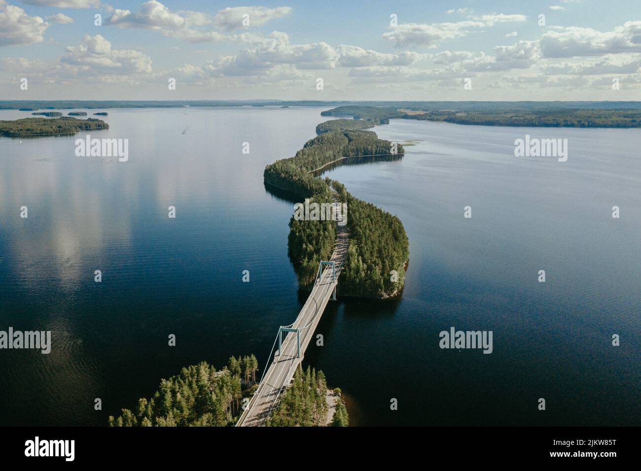 Voyage en voiture à travers les lacs finlandais Banque D'Images
