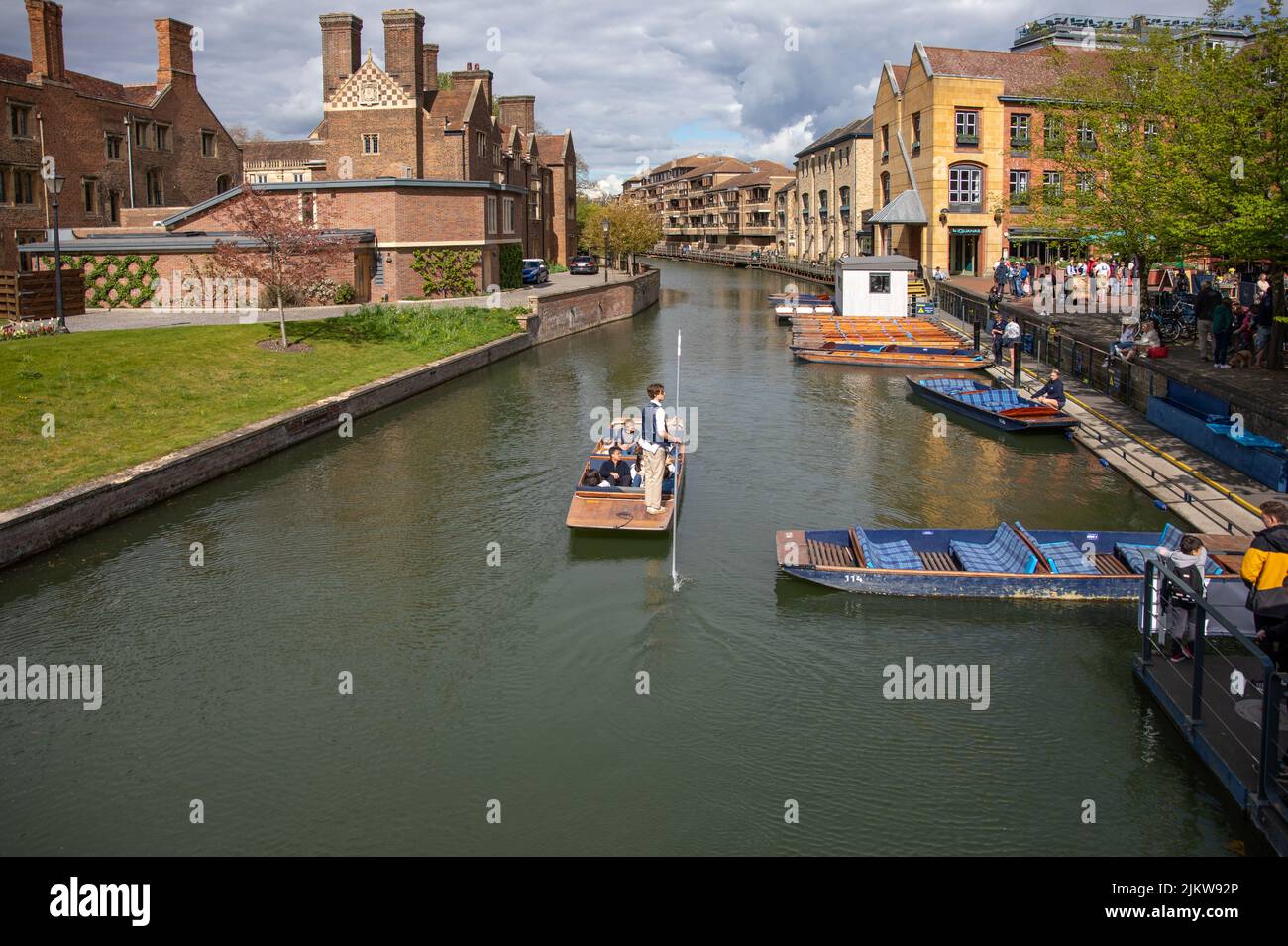 People punting on the river Cam in Cambridge on a sunny day Banque D'Images