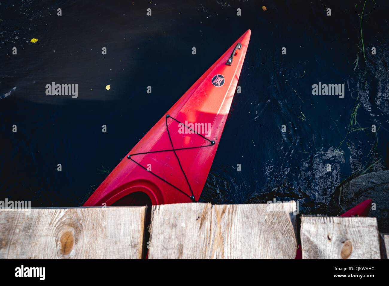 Vue de dessus d'un kayak rouge sous un port en bois à Gdansk, Pologne Banque D'Images