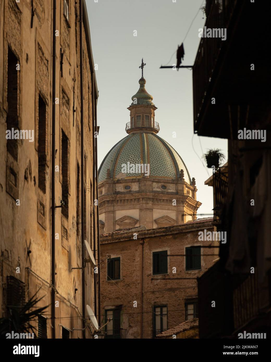 Un cliché vertical d'un grand dôme de l'église, grande croix sur la tente Banque D'Images