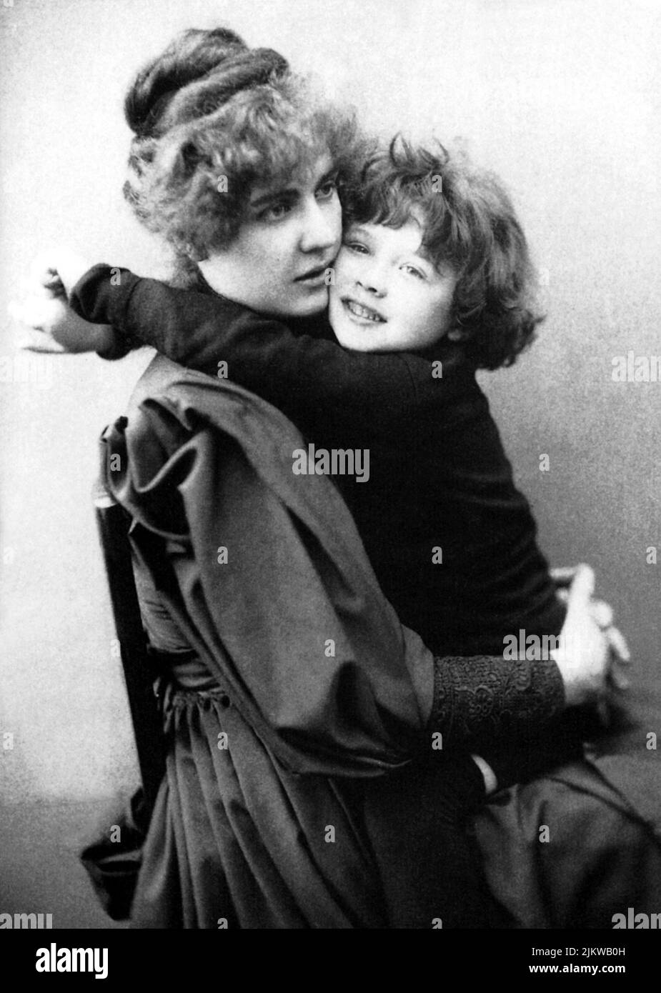 1889 , Londres , Angleterre : CONTANCE LLOYD , mariée au célèbre écrivain et dramaturge irlandais OSCAR WILDE ( 1854 - 1900 ), Avec le fils CYRIL WILDE âgé de cinq ans - SCRITTORE - LETTERATURA - LITTÉRATURE - POÈTE - POETA - POÉSIE - DRAMMATURGO - écrivain - écrivain - écrivain - théâtre - THÉÂTRE - POÉSIE - GAY - HOMOSEXUALITÉ - HOMOSEXUEL - omosessualità - madre mamma e figlio - Sourire - sorriso --- Archivio GBB Banque D'Images