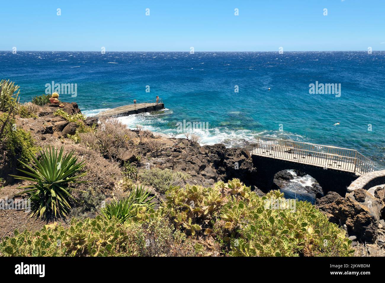 Belle côte volcanique avec mer bleue et sites de baignade ruraux à la Caleta, El Hierro, îles Canaries, Espagne. Détente au soleil. Banque D'Images