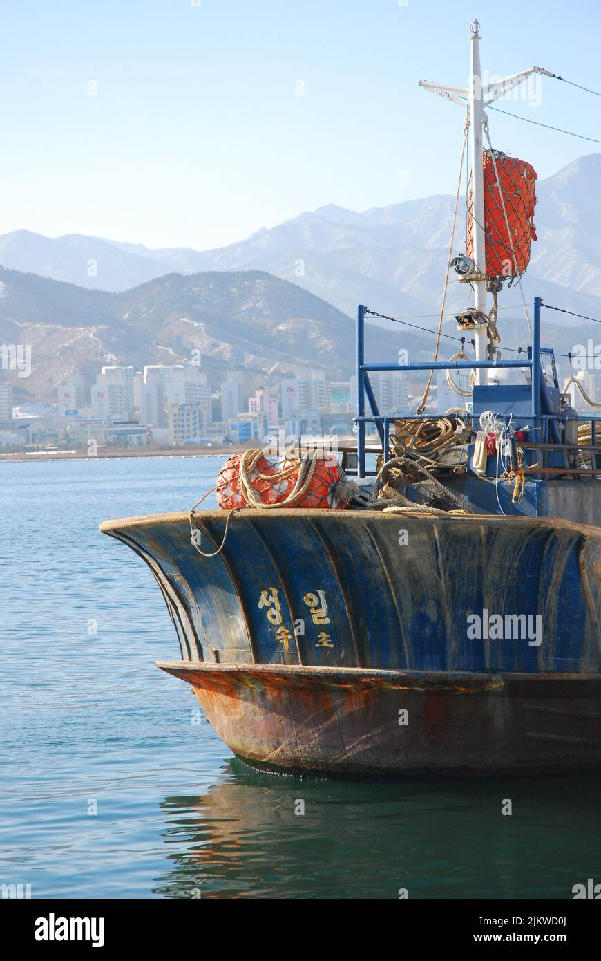 Bateau de pêche coréen ancré dans le port, Corée du Sud Banque D'Images