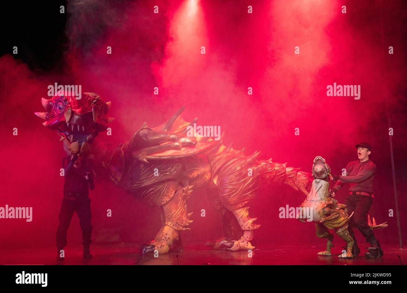 Des artistes du spectacle Dragons et des bêtes mythiques sont sur scène lors du lancement de Underbelly au Festival Fringe d'Édimbourg, au McEwan Hall d'Édimbourg. Date de la photo: Mercredi 3 août 2022. Banque D'Images