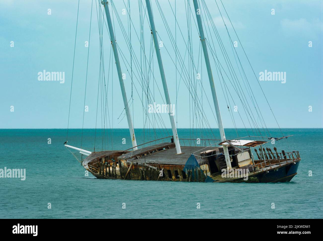 Un bateau en bois tombant près d'Airlie Beach dans le nord du Queensland, en Australie Banque D'Images