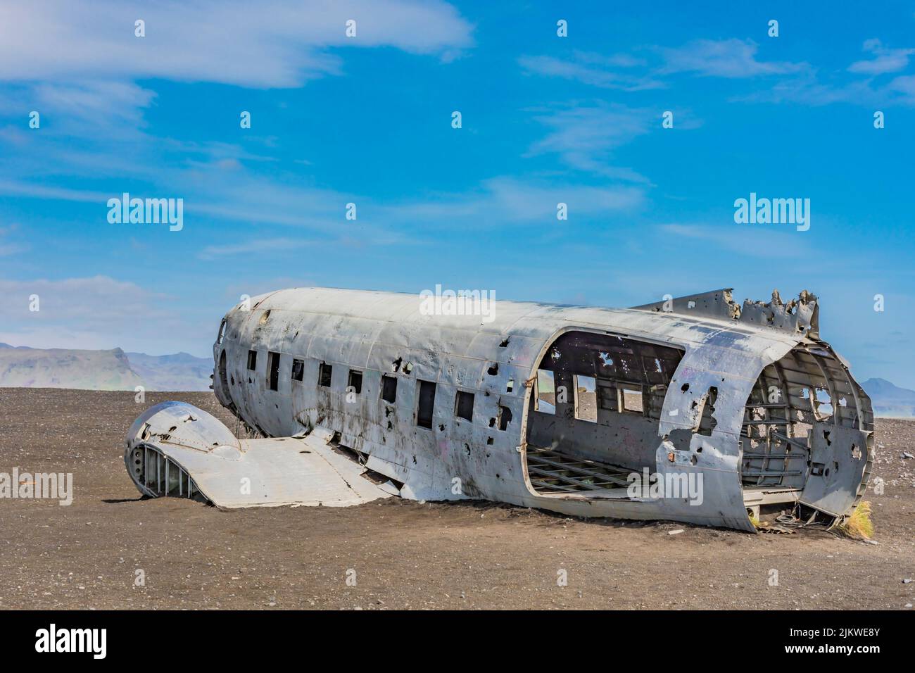 Un gros plan d'un vieux avion ruiné sur le sable dans un dessert sous un ciel bleu Banque D'Images Un gros plan d'un vieux avion ruiné sur le sable dans un dessert sous un ciel bleu Banque D'Images