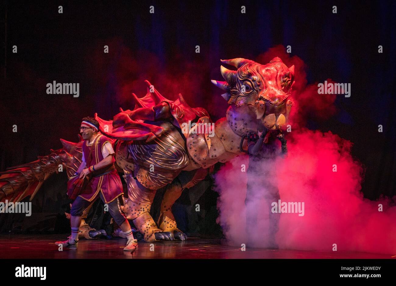 Des artistes du spectacle Dragons et des bêtes mythiques sont sur scène lors du lancement de Underbelly au Festival Fringe d'Édimbourg, au McEwan Hall d'Édimbourg. Date de la photo: Mercredi 3 août 2022. Banque D'Images