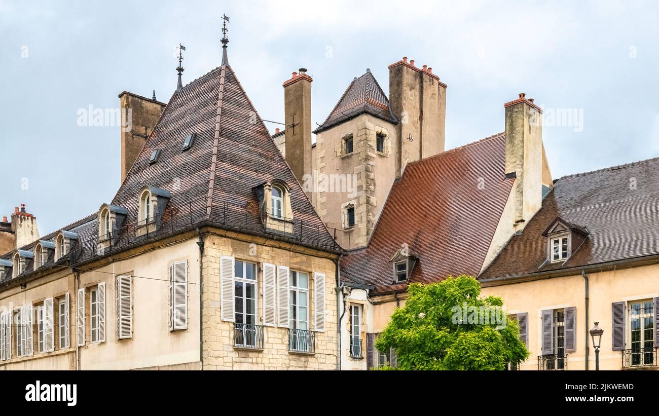 Dijon, belle ville de Bourgogne, vieux bâtiments au centre avec toits en tuiles Banque D'Images