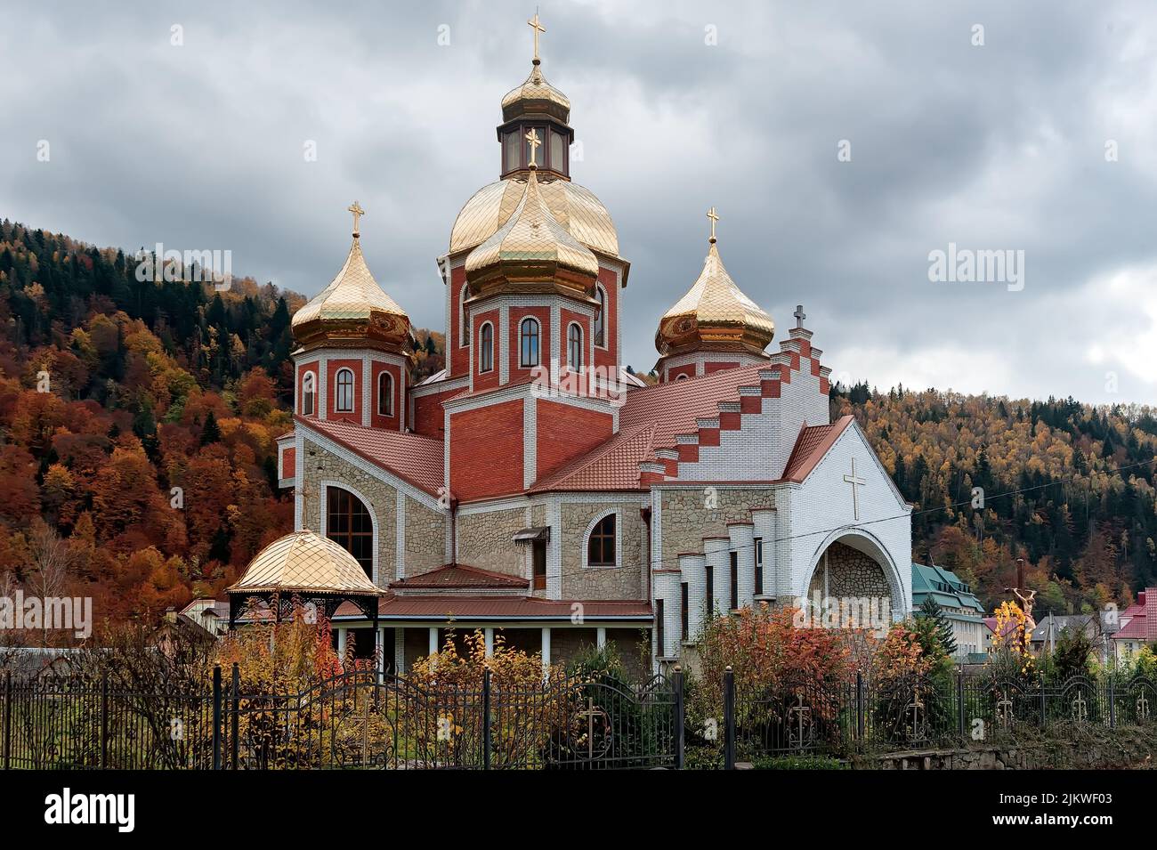 Façade d'une église de la Nativité de Saint Jean-Baptiste, Yaremche, Ukraine Banque D'Images
