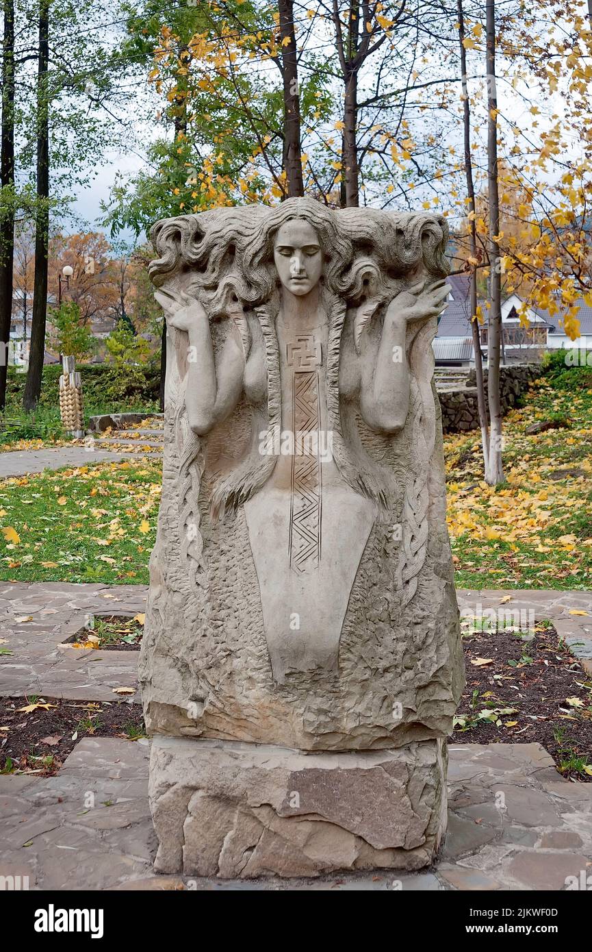 La sculpture de la dame gutsul dans le parc public de la ville de Yaremche en Ukraine Banque D'Images