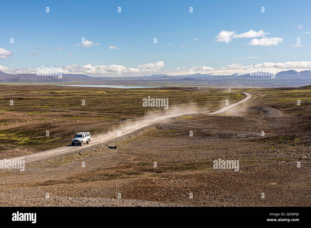 Route poussiéreuse avec une voiture sur terrain plat sur l'Islande Banque D'Images