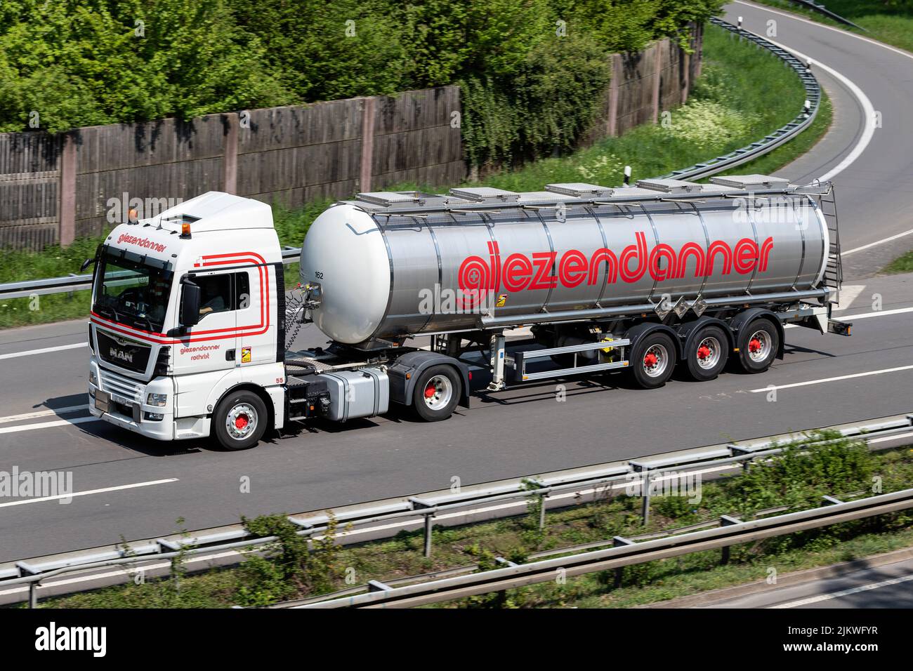 Chariot DE GIEZENDANNER AVEC remorque-citerne sur autoroute Banque D'Images