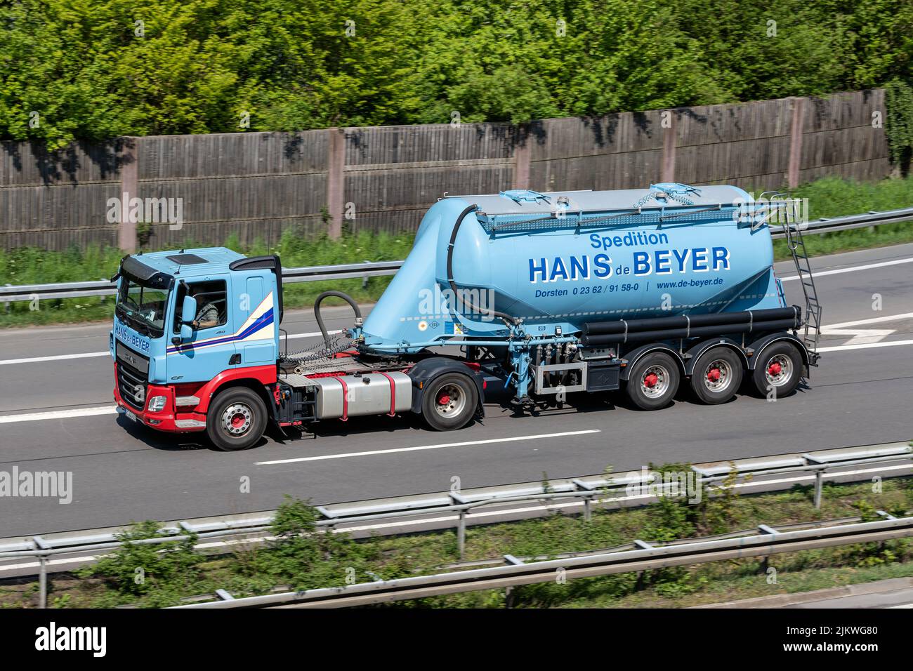 Hans de Beyer DAF camion CF avec remorque de silo sur autoroute Banque D'Images