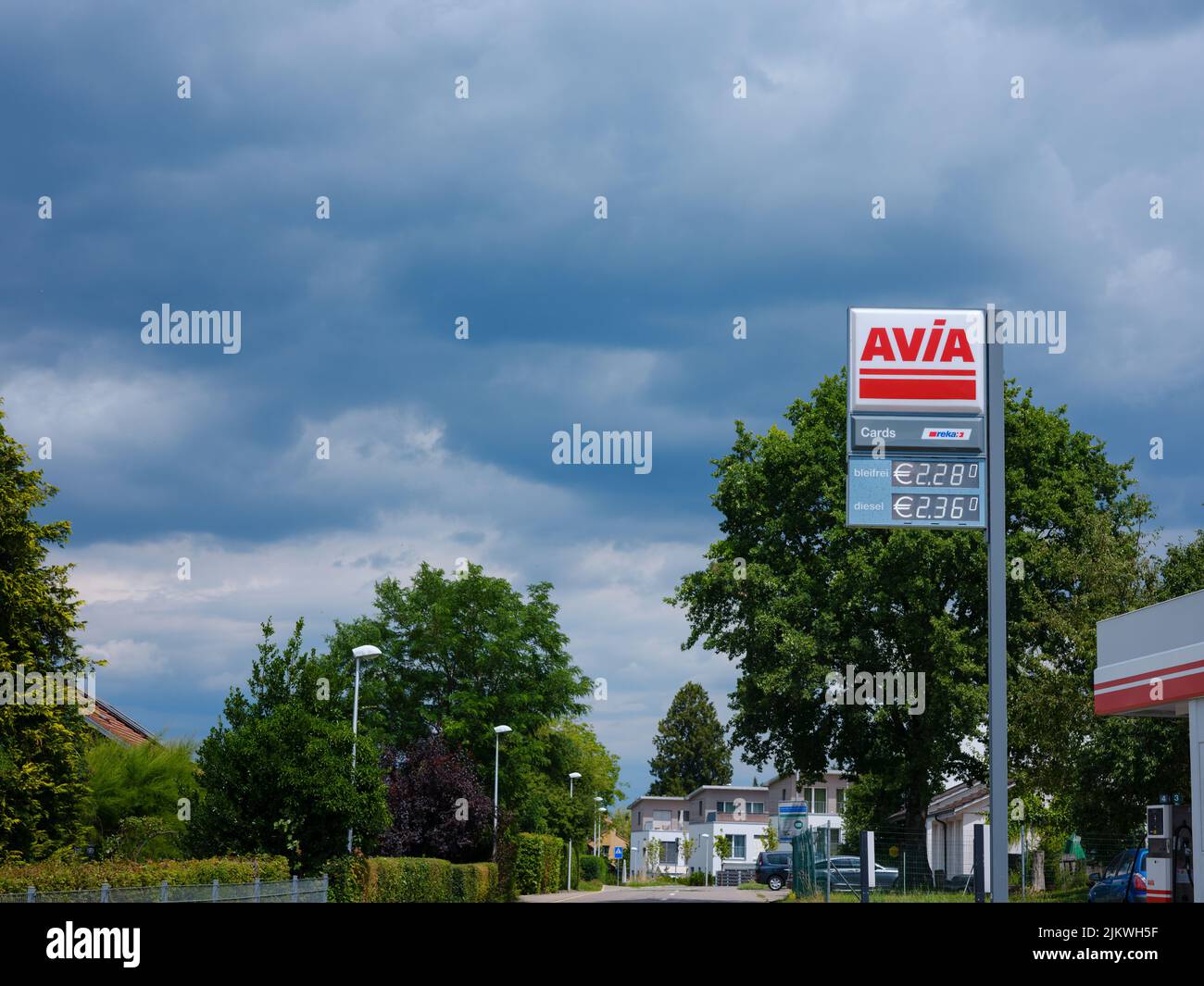Bâle, Suisse - 4 juillet 2022: Panneau Avia à la station-service contre ciel nuageux. Avec environ 3 000 stations de remplissage, Avia est la marque d'huile minérale indépendante du groupe la plus utilisée en Europe. Banque D'Images