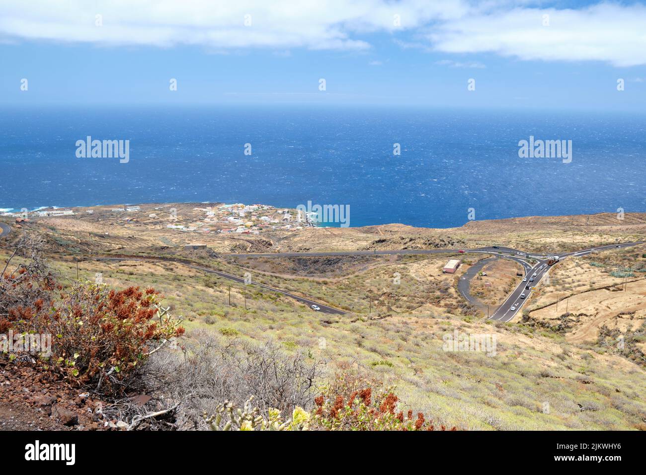 Paysage sur l'île d'El Hierro en face de l'océan bleu avec le village de la Caleta sur la mer, paysage volcanique, îles Canaries, Espagne. Banque D'Images