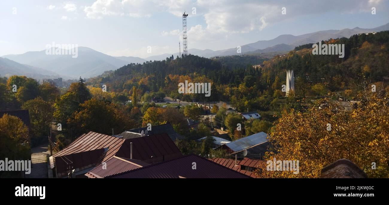 Vue sur le paysage d'automne de la ville arménienne de Dilijan Banque D'Images