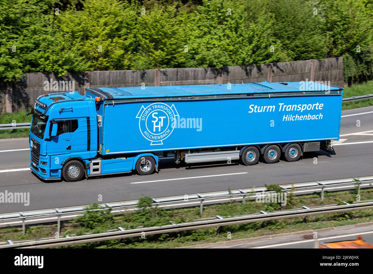 Camion Sturm transporte MAN TGX avec remorque en vrac sur autoroute Banque D'Images