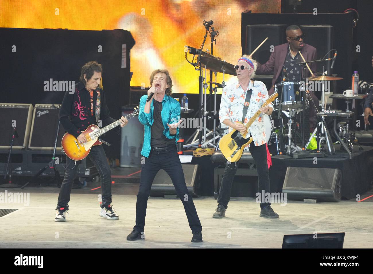 Berlin, Allemagne. 03rd août 2022. Ron Wood (l-r), Mick Jagger et Keith Richards du groupe Rolling Stones se produit lors de la tournée anniversaire 'Systty' au début du concert au Waldbühne à Berlin. Derrière eux se trouve Steve Jordan sur la batterie. Crédit : Soeren Stache/dpa/Alay Live News Banque D'Images