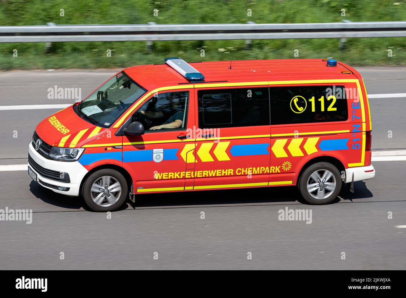 Le minibus Werkfeuerwehr Chempark Volkswagen Caravelle sur l'autoroute Banque D'Images