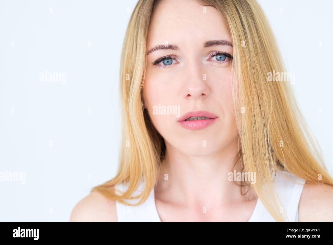 emotion face moody grumpy sullen bouleversé femme Banque D'Images