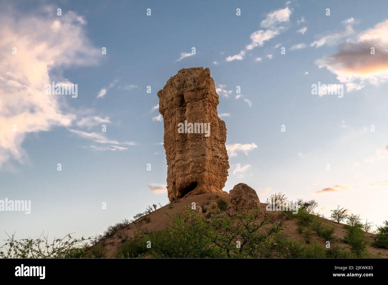 Namibie, paysage à Damaraland, le célèbre rocher de Vingerklip Banque D'Images