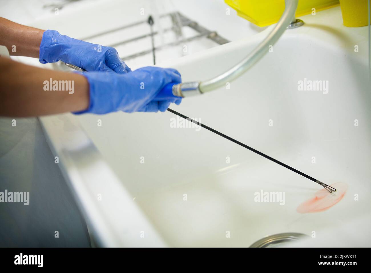 Avant la stérilisation de l'équipement chirurgical, les instruments chirurgicaux sont lavés à la main. Banque D'Images