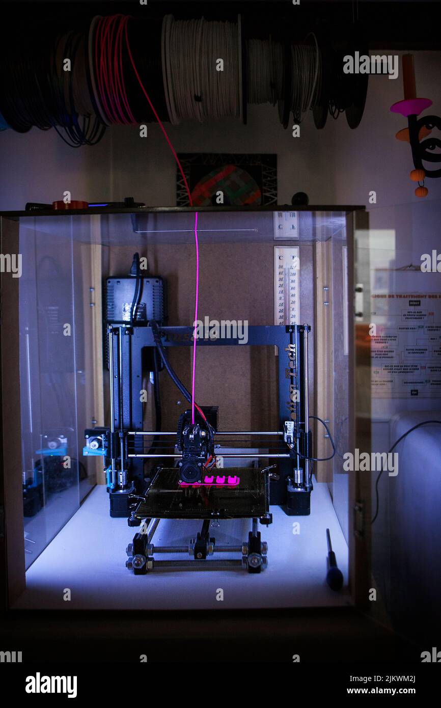 Fabrication d'une main robotique en 3D impression pour une personne handicapée. Banque D'Images