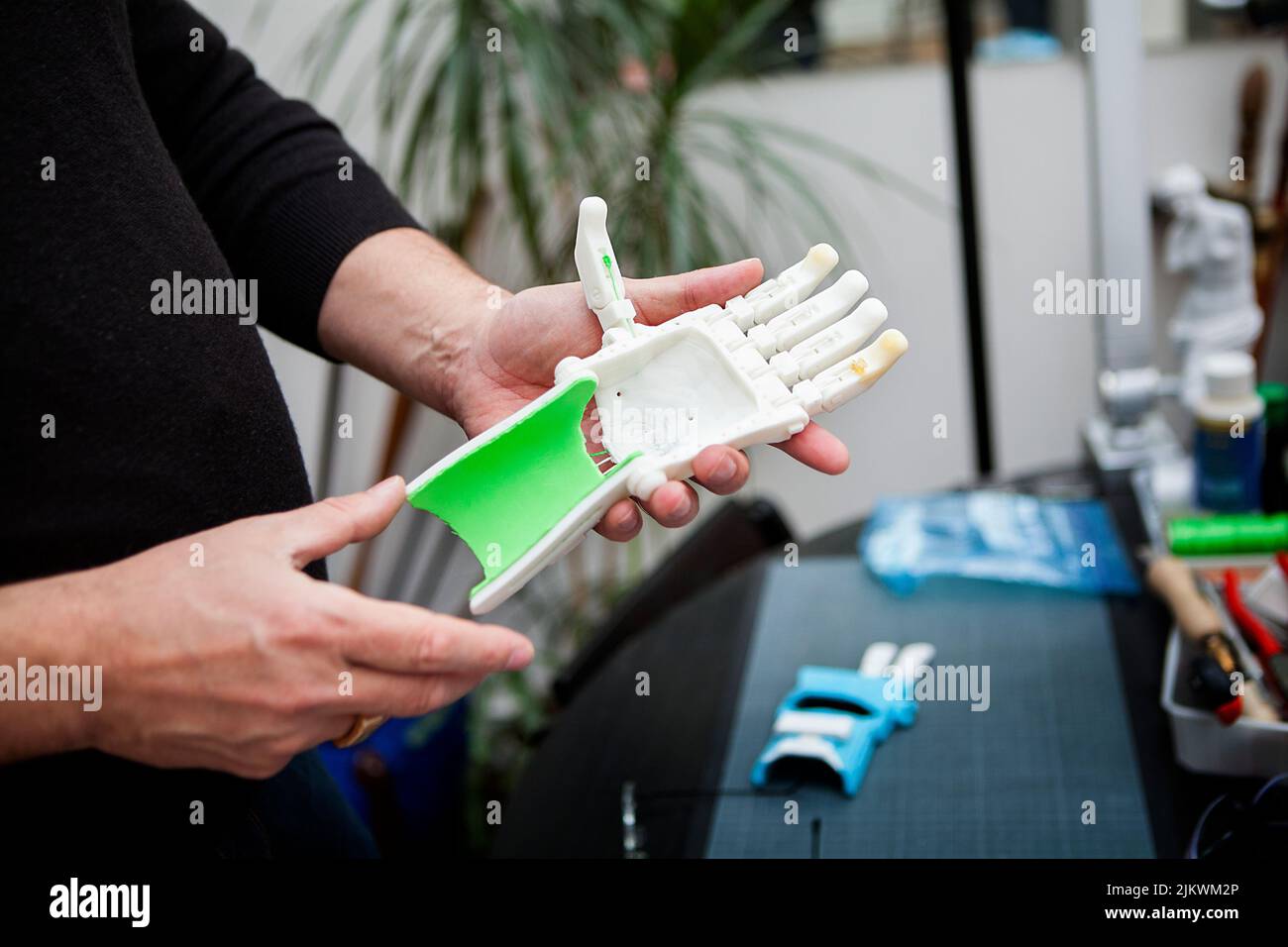 Fabrication d'une main robotique en 3D impression pour une personne handicapée. Banque D'Images