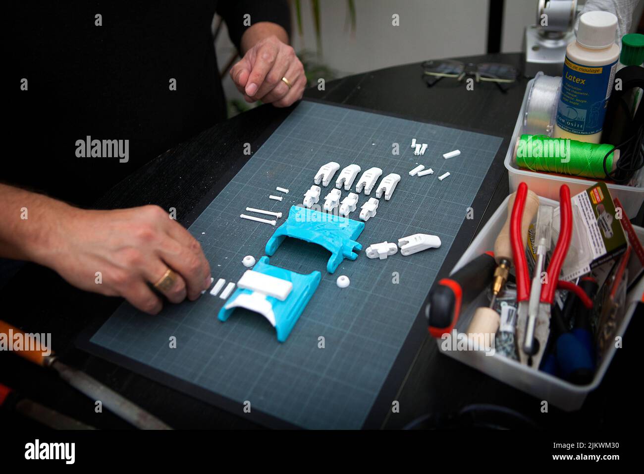 Fabrication d'une main robotique en 3D impression pour une personne handicapée. Banque D'Images