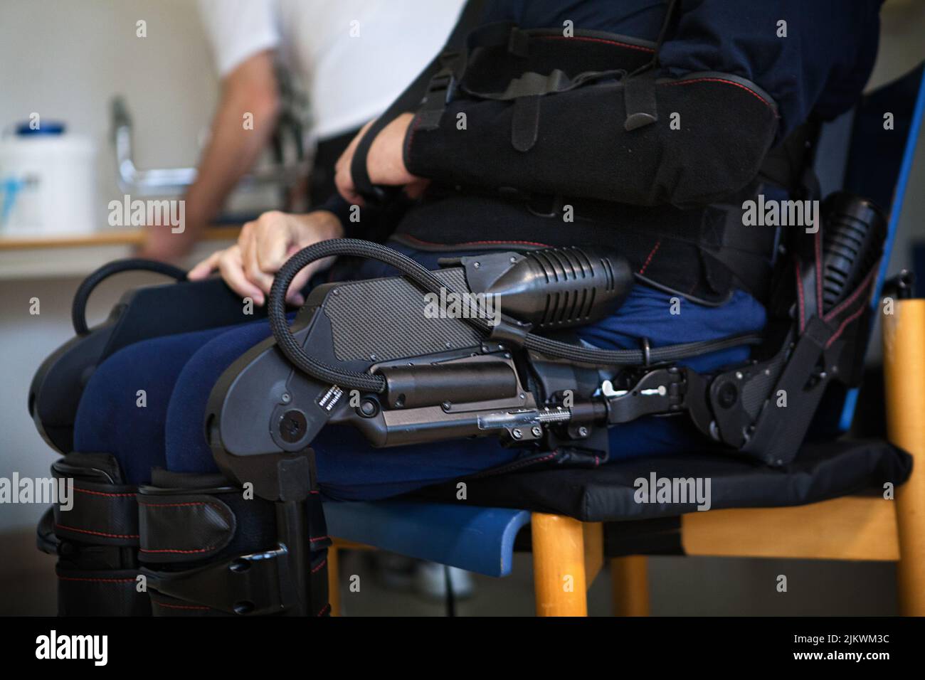 Réadaptation neurologique post-AVC d'un patient paralysé des deux jambes à l'aide d'un exosquelette bionique. Banque D'Images