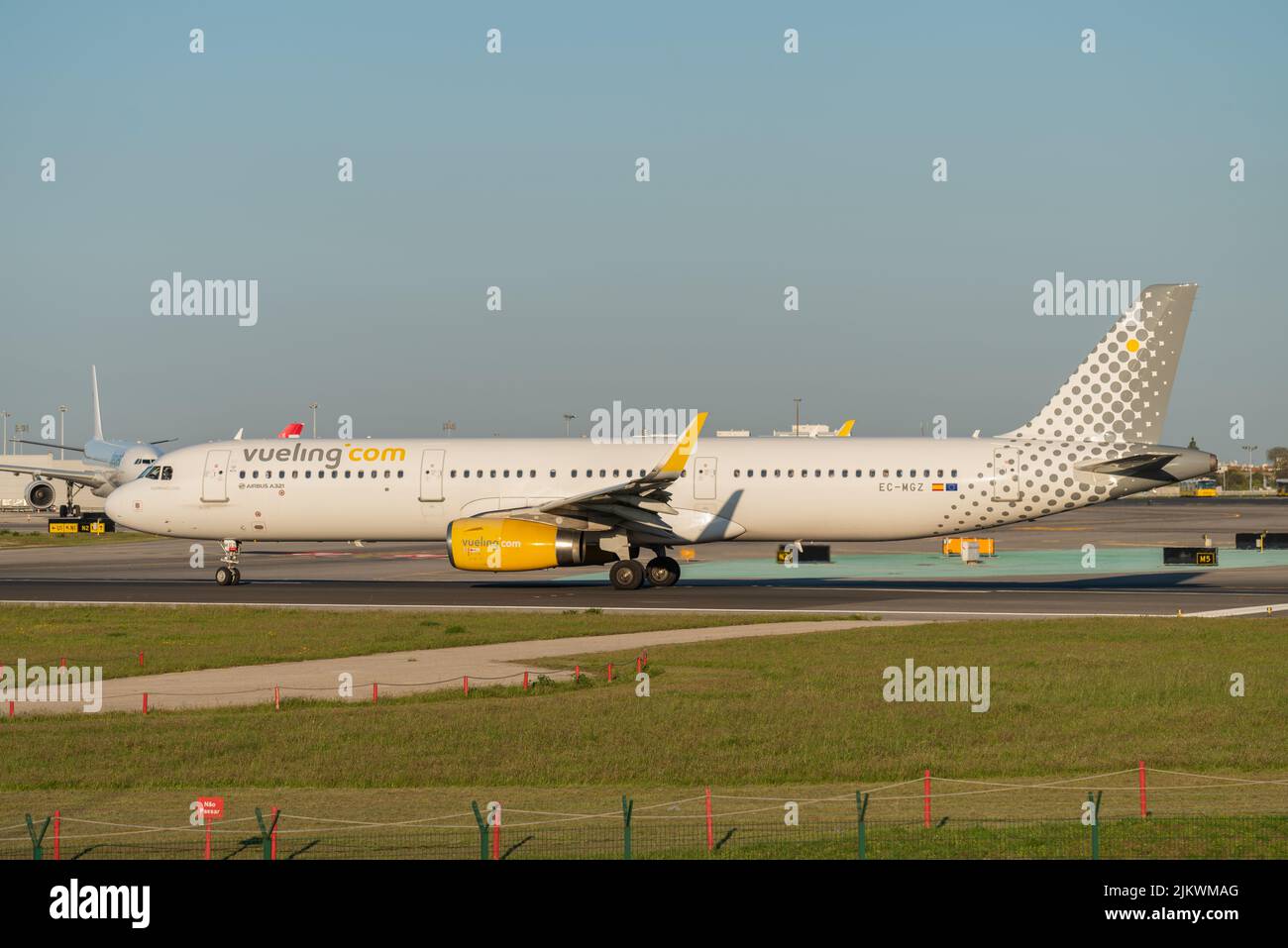 L'Airbus A321-231 de la compagnie aérienne Vueling attend des commandes de décollage à l'aéroport de Lisbonne Banque D'Images
