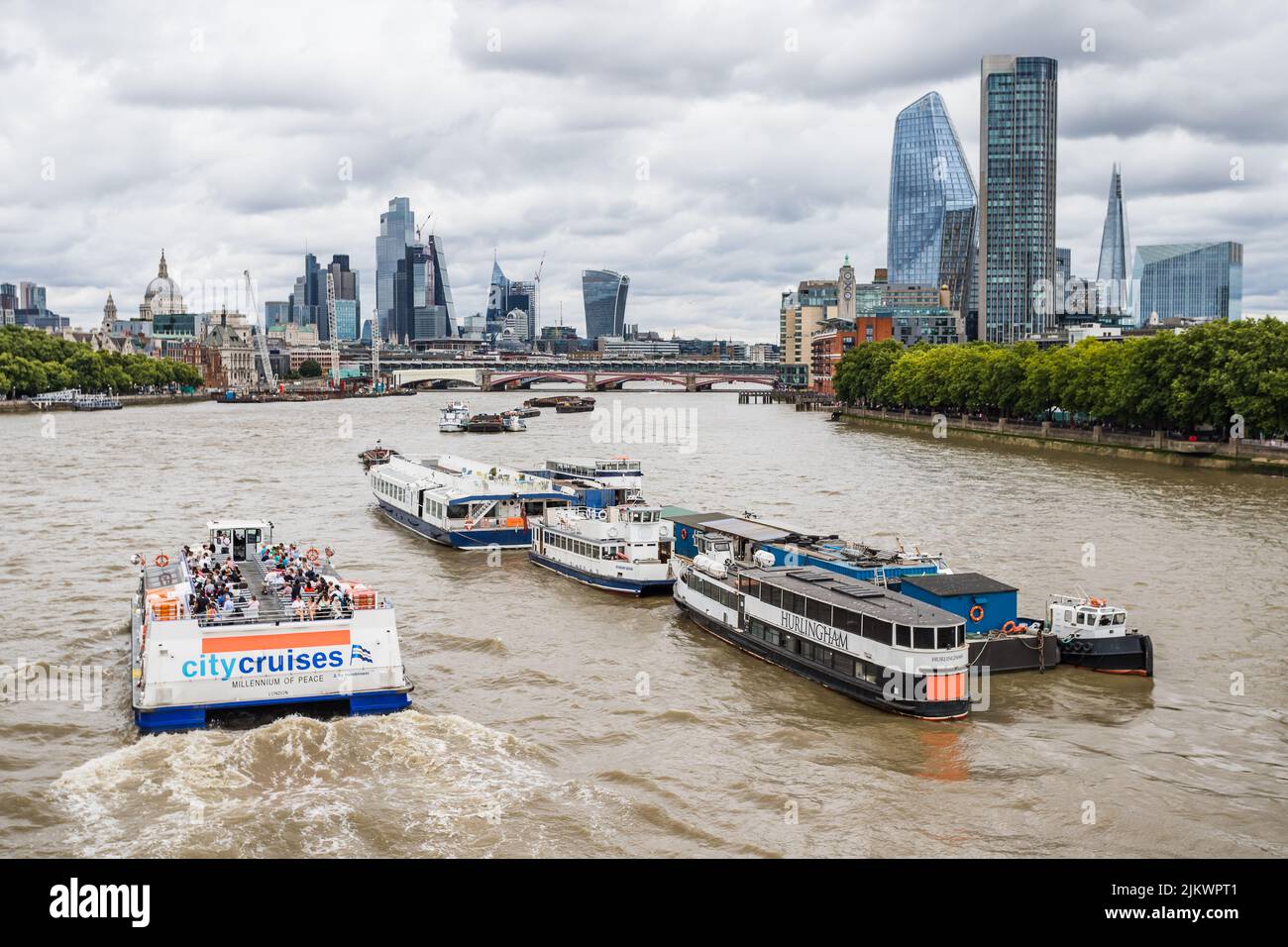 Une embarcation de passagers sur la Tamise à Londres se rend vers l'est en direction de Tower Bridge et du Square Mile en juillet 2022. Banque D'Images