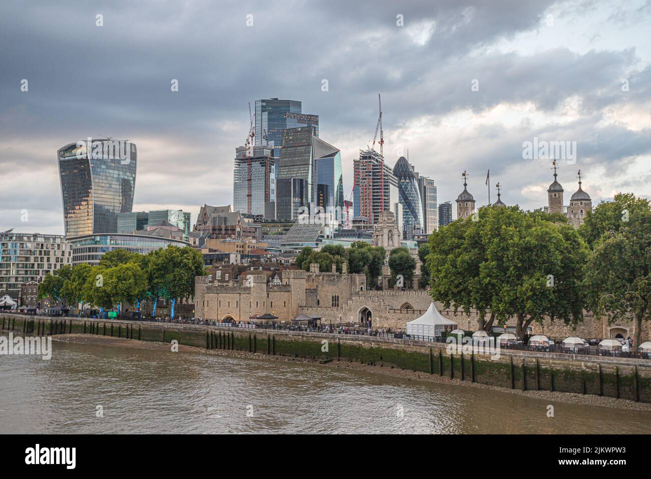 Les gratte-ciels toujours plus nombreux dans le quartier Square Mile de la tour de Londres de la Tour de Londres sur la rive de la Tamise vu en juillet 2022. Banque D'Images