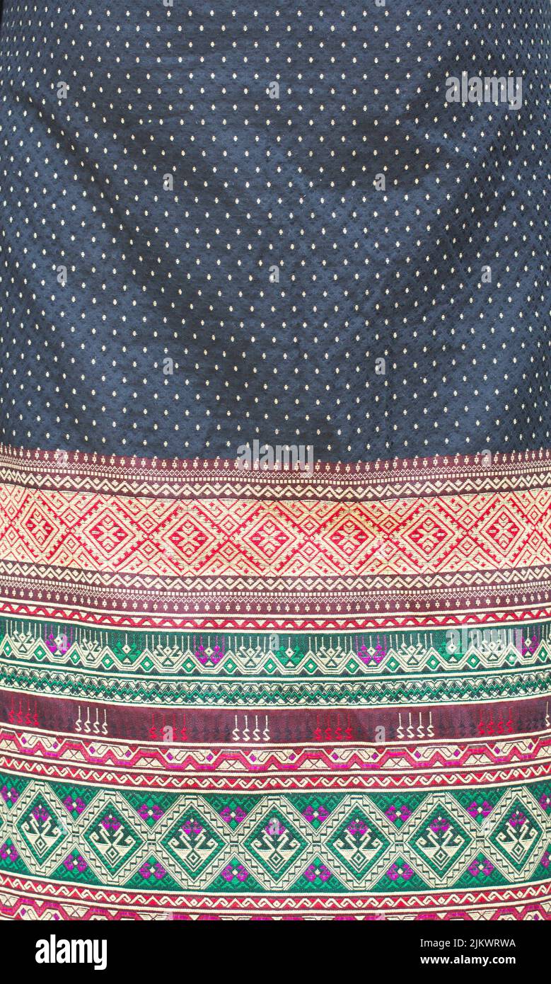 Motif en tissu indigène plein format avec couleurs vives sur fond noir. Banque D'Images