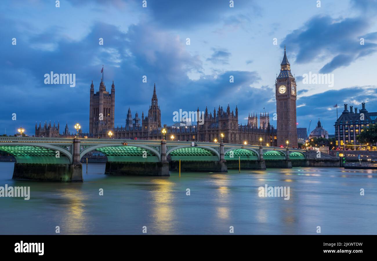 Le pont de Westminster et les chambres du Parlement capturés à la rive sud sur la Tamise à Londres en juillet 2022 au crépuscule. Banque D'Images