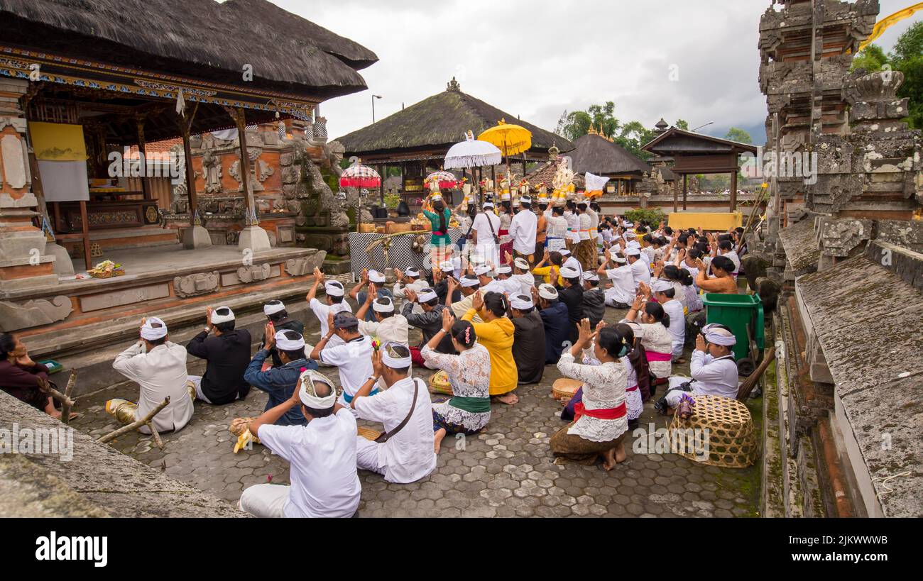 Les Balinais traditionnels prient au temple de Pura Bratan à Bali, en Indonésie Banque D'Images