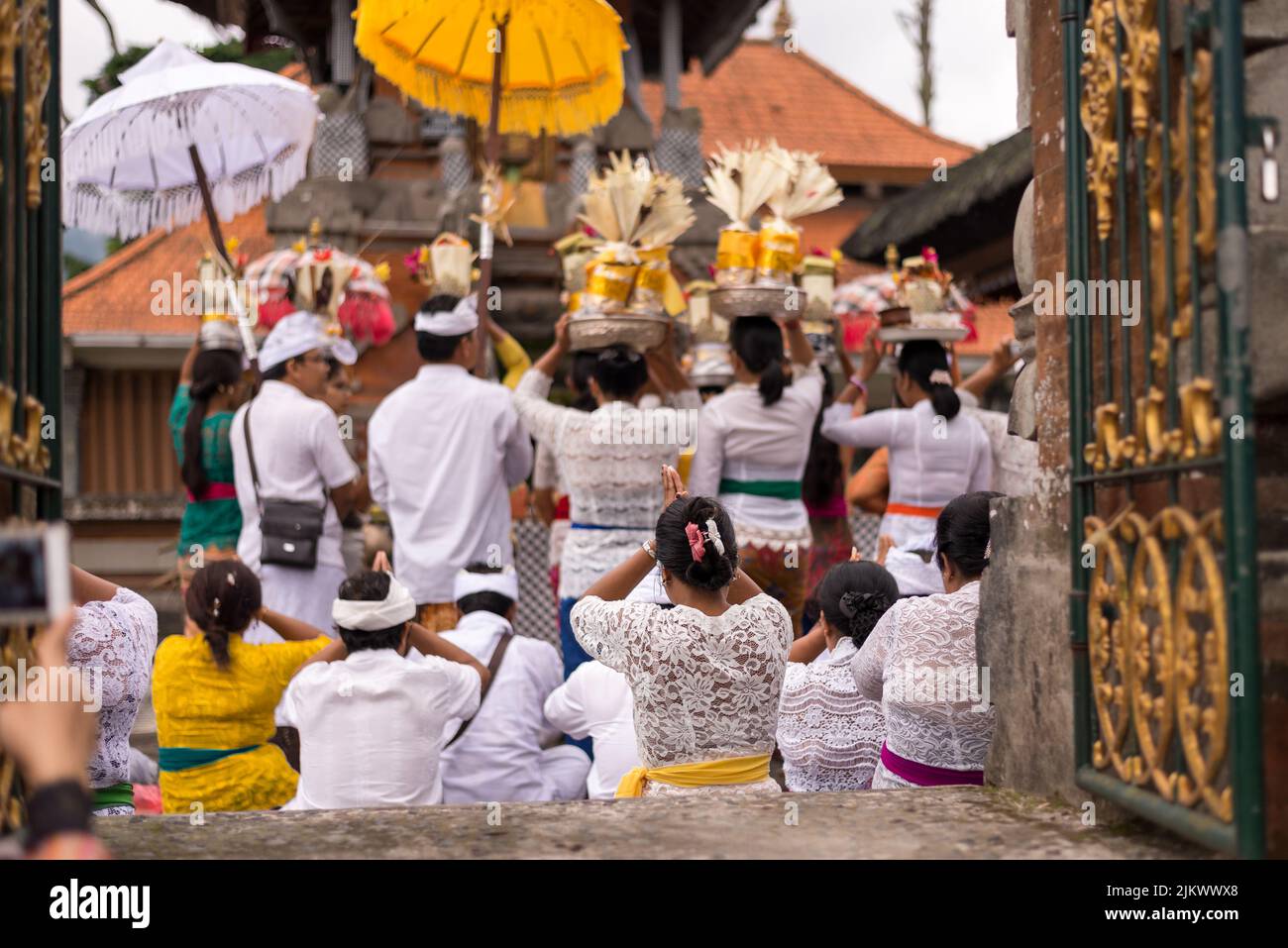 Les Balinais traditionnels prient au temple de Pura Bratan à Bali, en Indonésie Banque D'Images