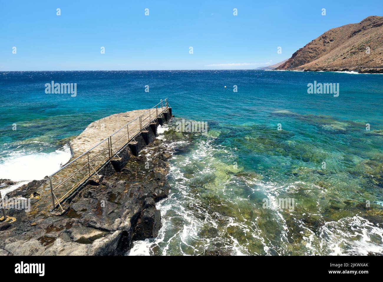 Vue panoramique d'un magnifique site de baignade à la Caleta, sur la côte volcanique d'El Hierro, îles Canaries, baignade dans la mer bleue. Banque D'Images